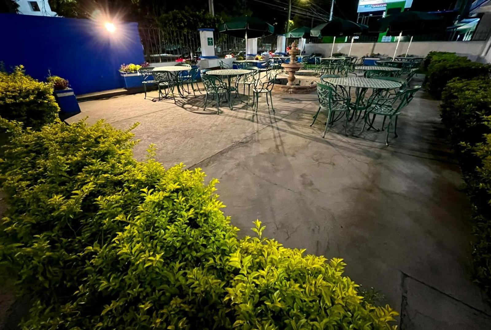 Expo Hotel Guadalajara - Zona Expo Frente Al Centro De Convenciones Ngoại thất bức ảnh
